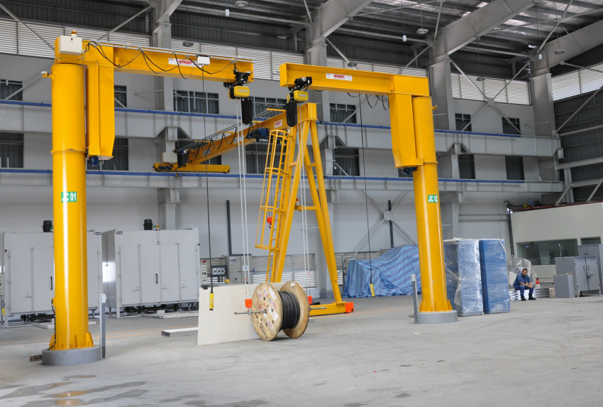 冠航進口歐式起重電葫蘆在電纜車間作業中